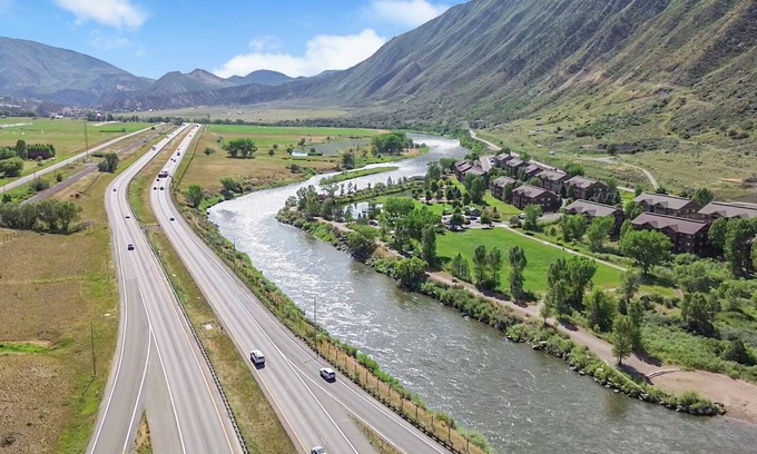 Glenwood Springs Condo | New Castle’s Kings & Queens · 2 Kings + 2 Queen Sofas · Mtn Views-Near Glenwood
