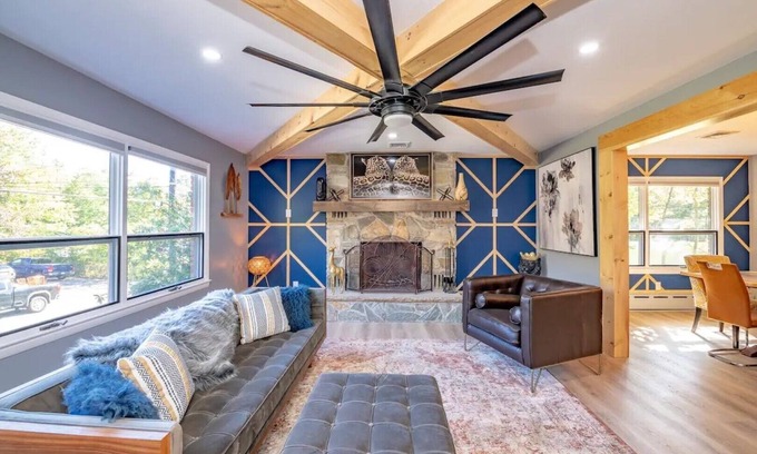 South Fallsburg House | *NEW* Catskills Brick House w/Hot tub/Game Rm etc!