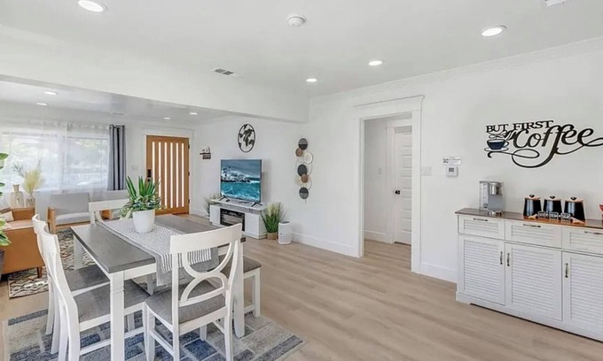 Eastside House | -NEW - Charming 3-bedroom house with WiFi and AC in awesome Long Beach