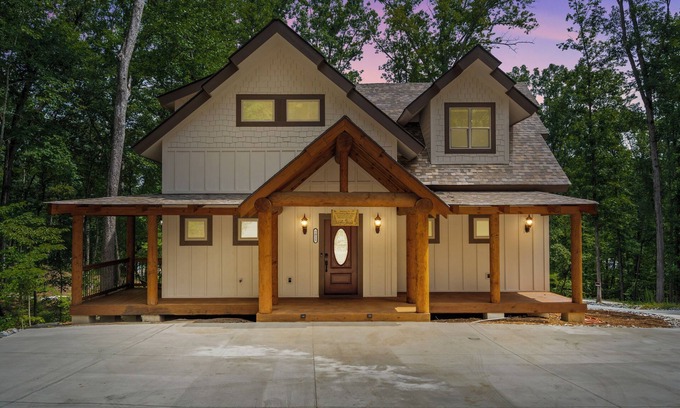 West Union Cabin | NEW Charming family friendly 3-bedroom cabin on serene Lake Keowee with Dock