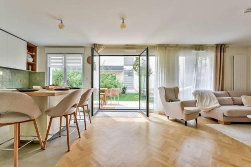Republique–Point-du-Jour Apartment | New Charming Duplex Flat and Garden Oasis-Boulogne