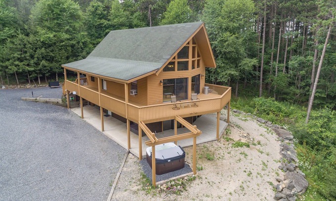 Accident House | New! Chic Cabin w/Hot Tub, Trails & Dog Friendly