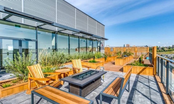 Sunnyside Condo | New Chic Condo in Unbeatable Location! + Parking!