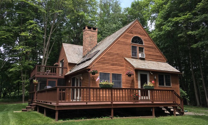 Hillsdale House | NEW! Clean & Cozy Hillsdale Cabin, minutes to Catamount, Tanglewood
