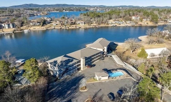 Lake Hamilton Condo | NEW Condo! Recharge with a Lake Wake Break!