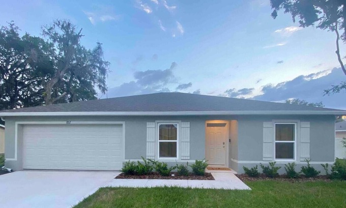 Florida Shores House | New Construction Home Located Next to a Publix Plaza With Space to Fit 10 Guests