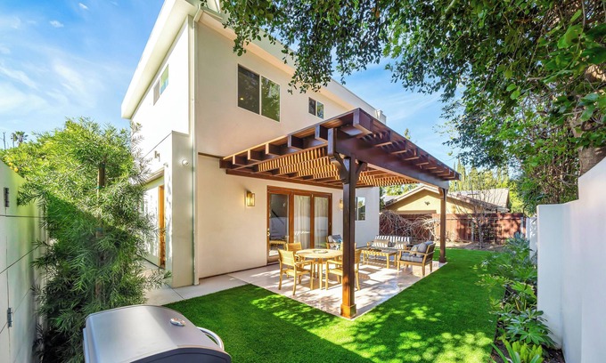Woodland Hills House | New Construction Modern Luxury Home W/Parking!