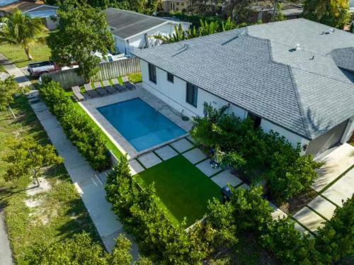 Sunset House | New Construction Villa HotTub Heated Pool Gameroom