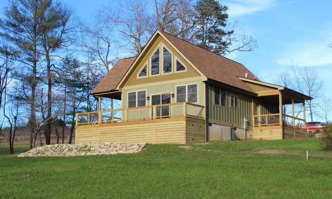 Hendersonville Cabin | New Construction farmhouse w/Jacuzzi, loft and old rustic appeal