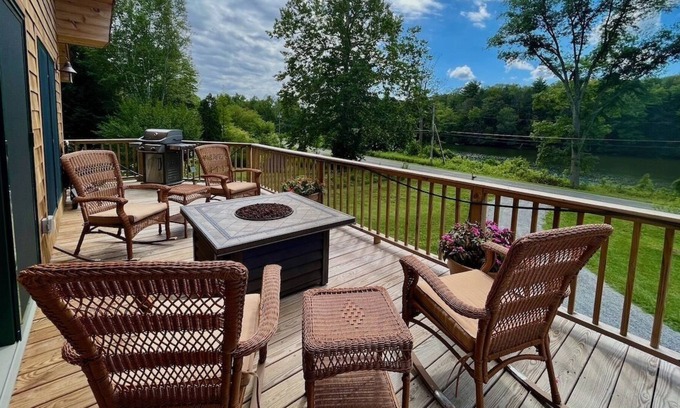 Glendale House | NEW Contemporary Chalet with Sparkling River Views, Screened Porch, Sleeps 7 Guests