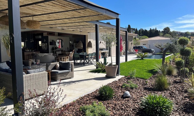 Eguilles Villa | New contemporary house with open views