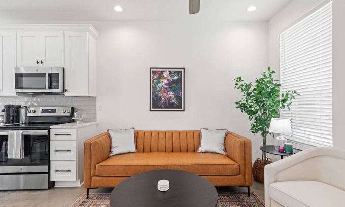 Lafayette House | NEW Couillon House Luxury Amenities Fast WiFi Cozy