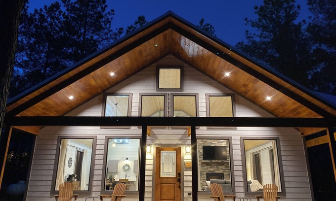 Broken Bow Cabin | NEW Couples Luxury Cabin/Fireplace/Hot Tub/Fully Stocked Kitchen/Covered Patio