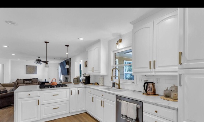 Windwood House | *New* Cozy 3bdr+1Bonus Newly Remodeled Home