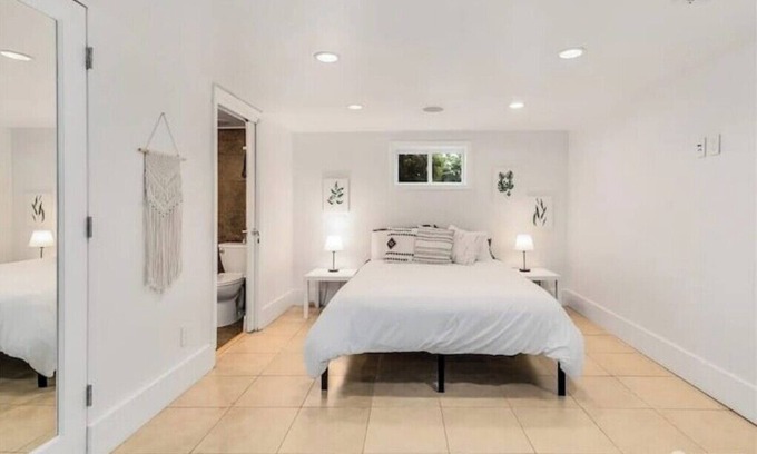 North Beacon Hill Apartment | NEW! Cozy Apt in Beacon Hill with Fast WiFi and TV.
