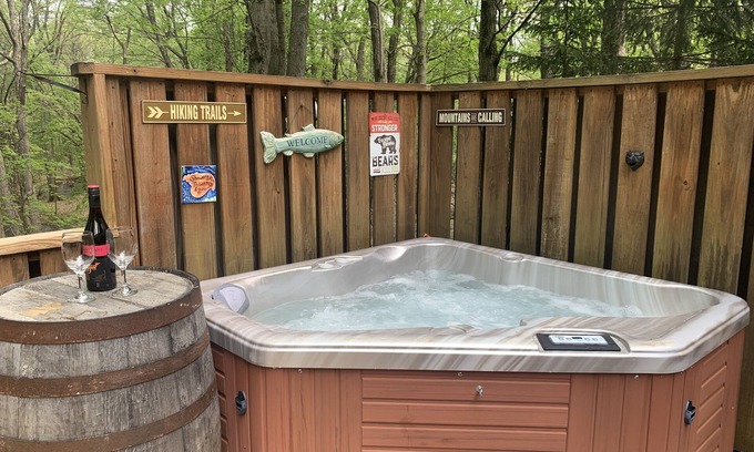 Lake Harmony Cabin | New! Cozy cabin with hot tub and game room.