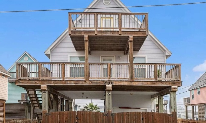 Surfside Beach House | New cozy & clean bay home with great rates, 3 min walk to beach! Come stay!