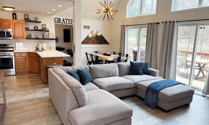 Albrightsville Ski Chalet | NEW Cozy Cove 3 BR Pocono Chalet Sleeps 10