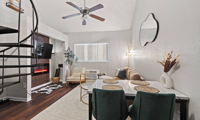 North Tampa Apartment | NEW Cozy Getaway/Pool/Gym/Fireplace/Heart of Tampa Stay