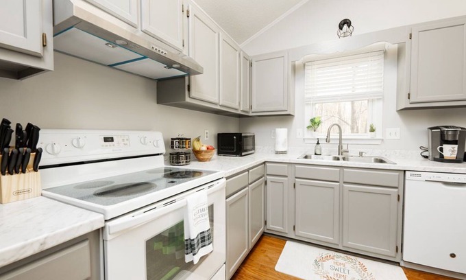 Woodland Hills House | New Cozy home Triad's GEM