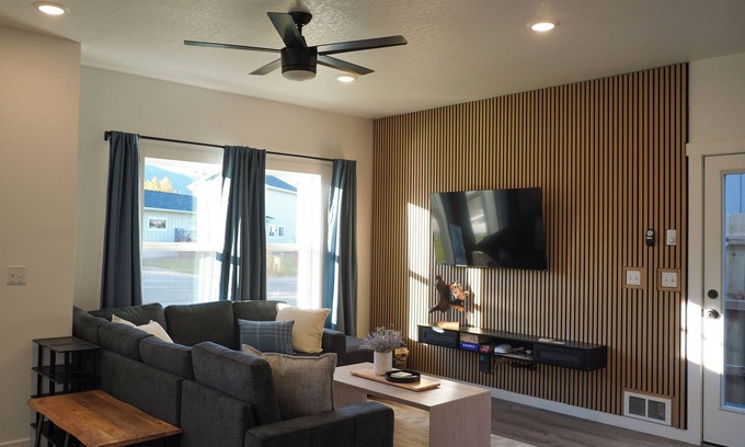 Ponderay Cottage | New Cozy Modern Cottage with Hot Tub & Fire Pit!