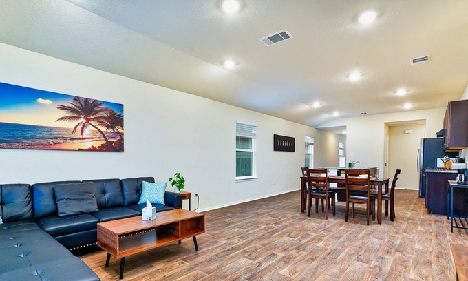 Medina Valley House | NEW! Cozy San Antonio Alamo Minutes to Sea World