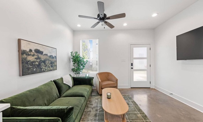 Lafayette House | NEW-Cracklin House-Luxe Amenities-Fast WiFi-Washer