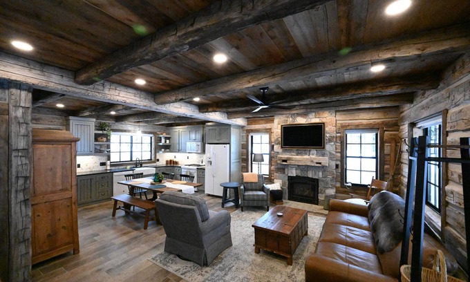 Island Park Cabin | *New* Custom 19th Century Era Look | Sleeps 8 | Hot Tub | 25 Miles to Yellowston