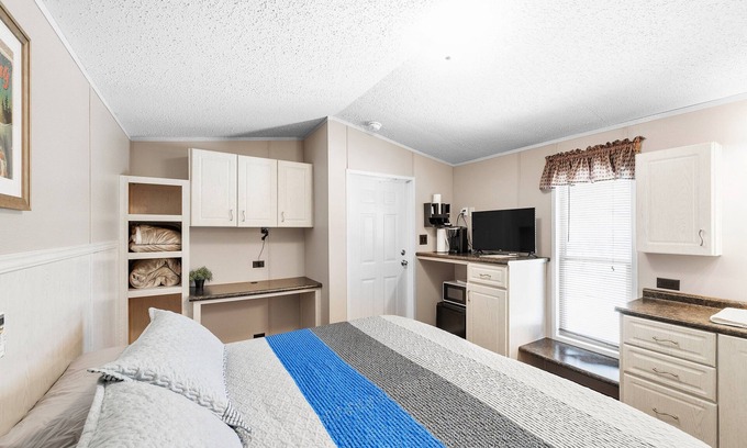 Kingston Apartment | NEW! Daze Off(Suite 6) - Pet Friendly Suite by The Lodges at Fossil Creek