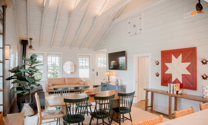 Clayton Cabin | New- Designer, 3/3 cottage, fenced yard d'town one street off Main
