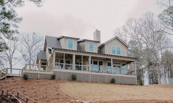 Pleasure Point House | NEW DOCK! 3 BR | 3.5 BA + Loft on Lake Martin