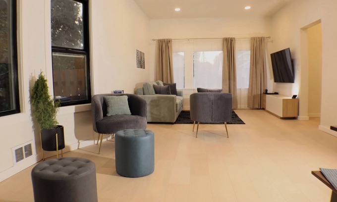 Hilltop House | NEW Dove’s Den: 2BD Modern Comfort & Charm