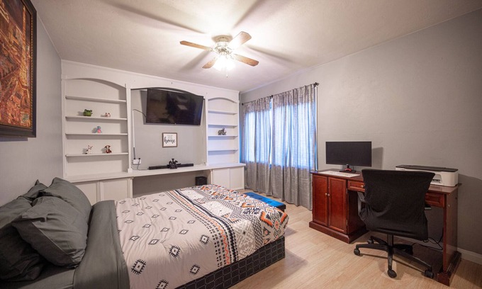 Downtown Las Vegas House | *NEW* Downtown 2 bedroom house w/backyard