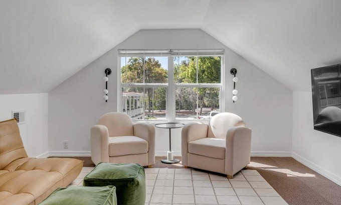 The Old Commons Apartment | NEW! Downtown Modern Studio