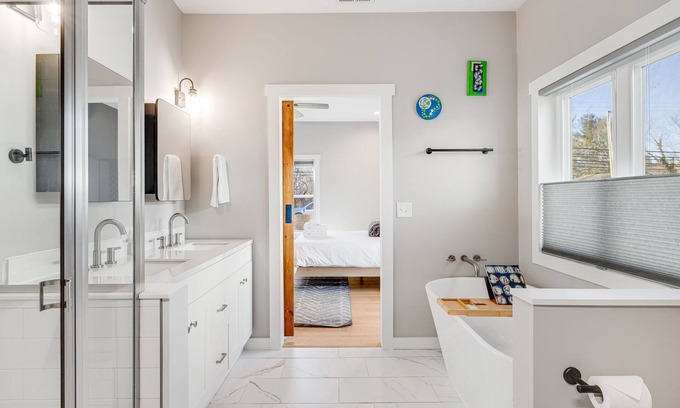 Weaverville House | NEW Dream Weaver - 5 min Walk to Main Street!