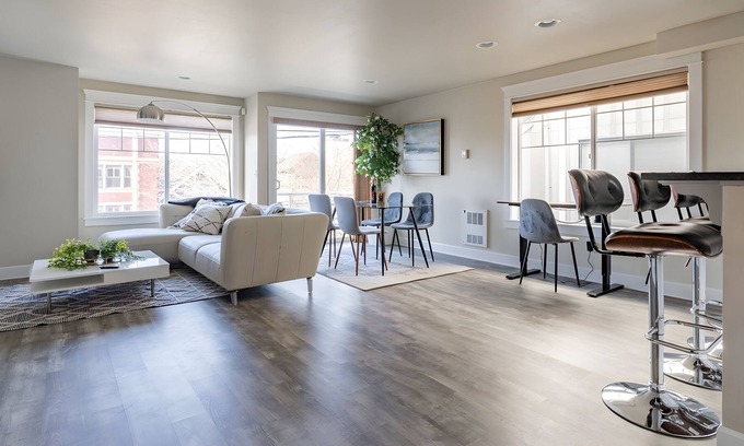 Eastlake House | NEW! Eastlake 3 br | fast wifi and views!| Sophari