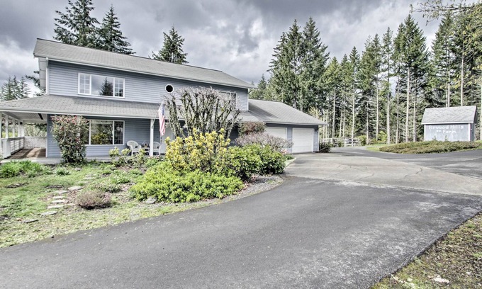 Eatonville House | NEW! Eatonville Farmhouse with Fire Pit and Gazebos!