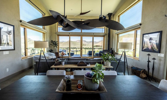 Hailey House | New eco mountain 3 Bd dazzler with AMAZING views, hot tub, sauna, living roof!