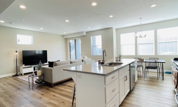 Draper House | New & Elegant Modern Townhome