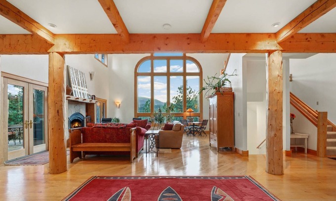 Evergreen House | New. Elk House, Panoramic Views, Hot tub.