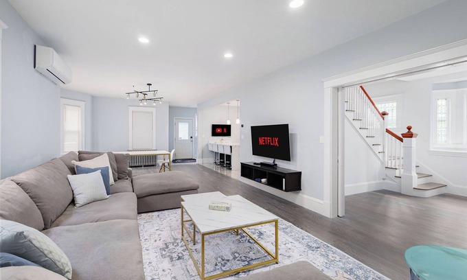 Quincy House | New England Traditional x Modern, 5 Bedrooms, Office, 8ppl