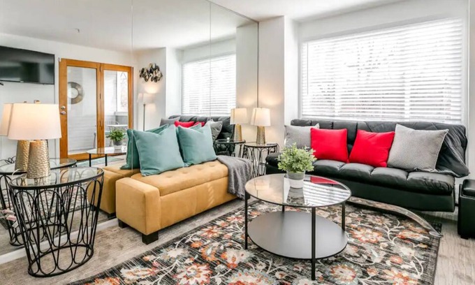 Whittier Condo | NEW Executive Apt w/ Mountain Views, Parking & Wi-Fi
