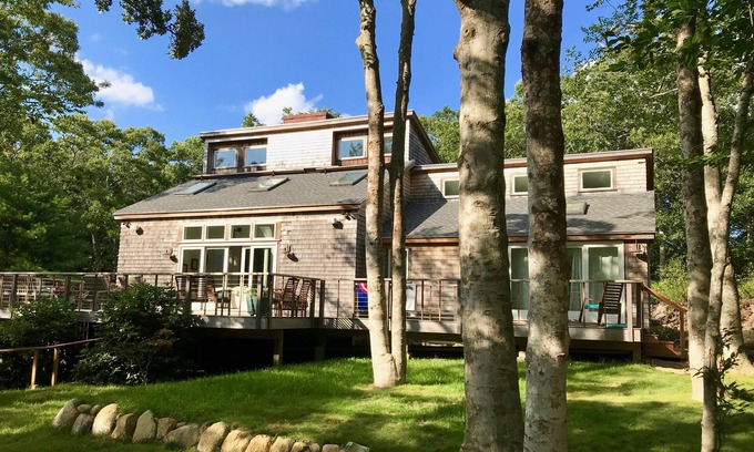Vineyard Haven House | NEW & FABULOUS! WALK TO LAMBERT’S COVE BEACH