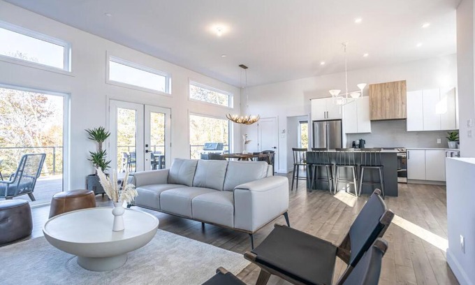 La Conception Ski Chalet | NEW Family Chalet for 12 people and Spa Mont Tremblant