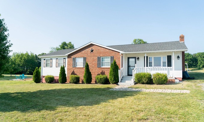Luray Other | NEW! Farmhouse- Backyard of Shenandoah Nat'l Park