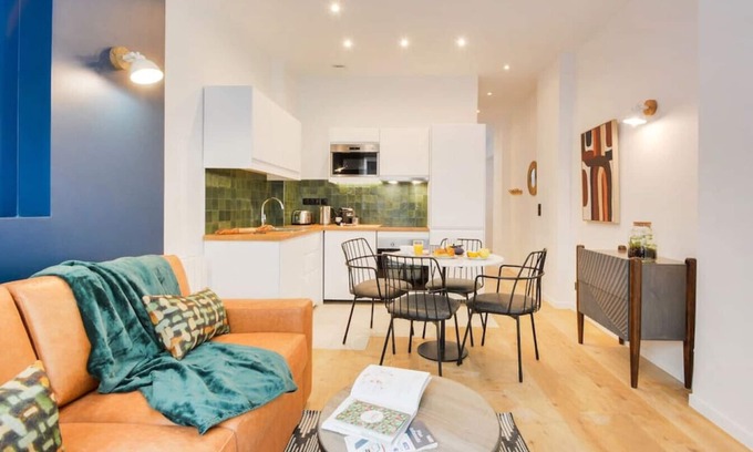 Porte-Saint-Martin Apartment | New flat, Central Paris Gare de Lyon République 3e