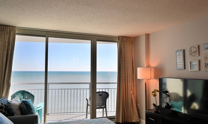 Downtown Myrtle Beach Condo | ❤️New Floor/Stove, Fresh Paint/Modern Decor. Stunning Direct Ocean View Condo