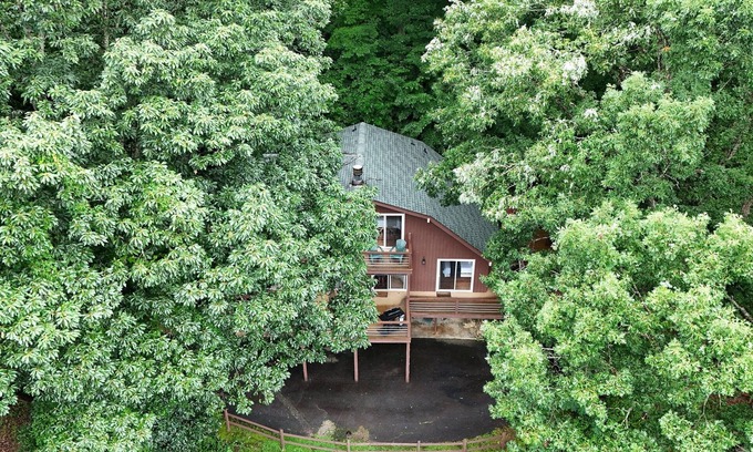 Maggie Valley Cabin | *New | Golf Course + Mountain Views | Hot Tub | Minutes to everything!
