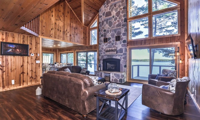 Rhinelander House | New! Gorgeous 8 bedroom home on Laura Lake!
