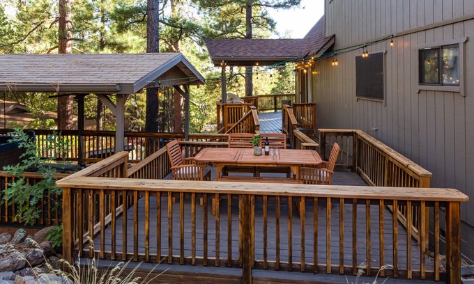 Munds Park Cabin | NEW! Gorgeous Pinewood Treehouse Chalet!